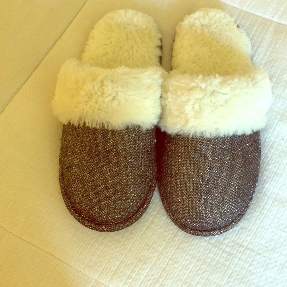 • Slippers • Size Small 5/6•
